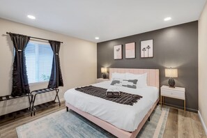 4 habitaciones, tabla de planchar con plancha, wifi y ropa de cama 