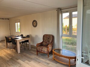 Dining - House in the heart of the vineyards with beautiful view of the Côteaux du Layon (Bellevigne-en-Layon)