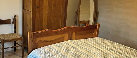 2 عدّة غرف نوم وملاءات أسرّة