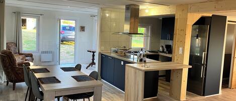 Een microgolfoven, een oven