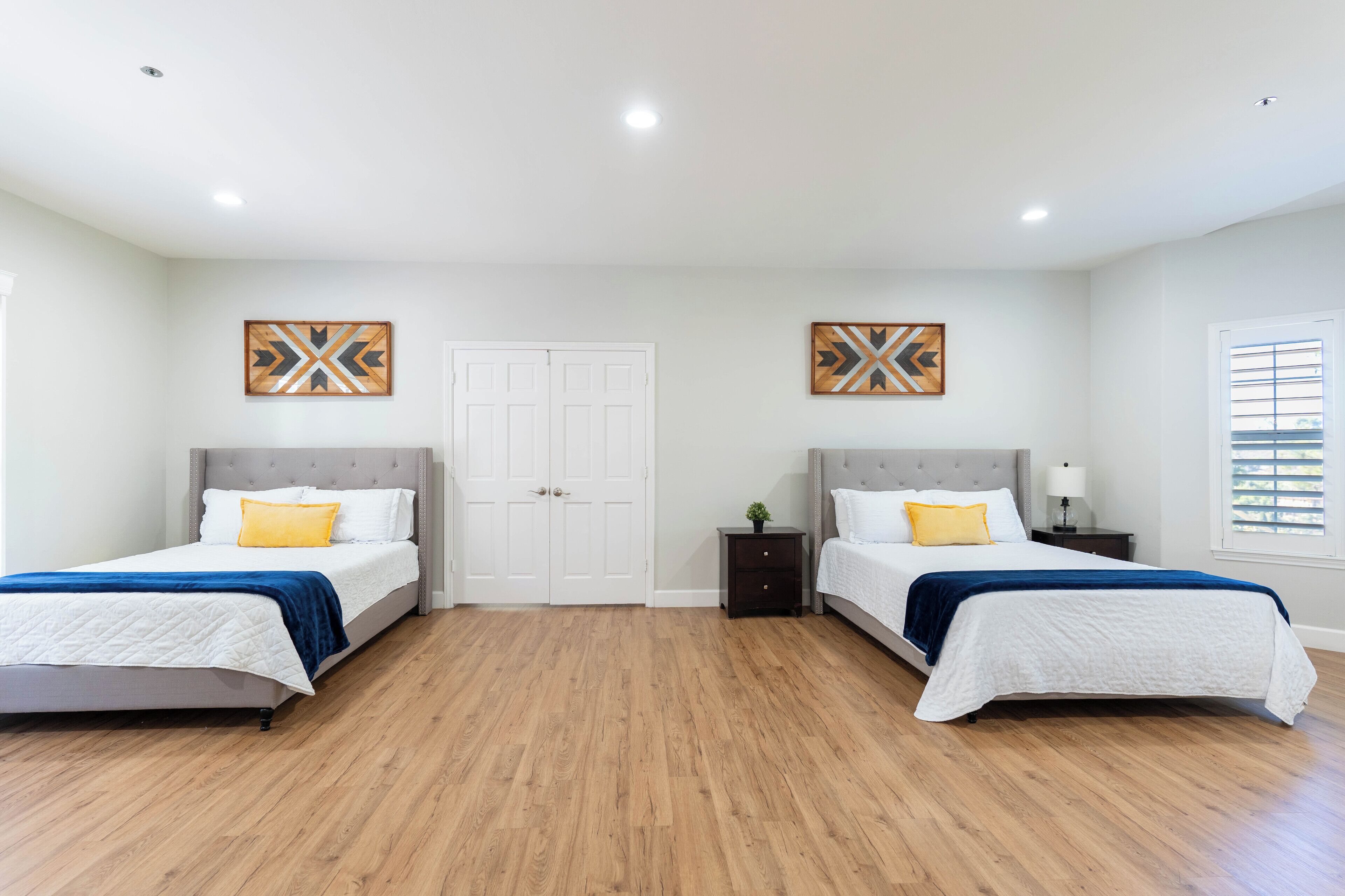 7 bedrooms, desk, iron/ironing board, travel cot