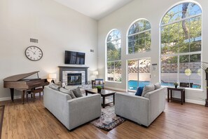 Smart TV, offices - Vista Hills Retreat! Pool, Lego Land, Beach (Vista)