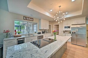 Fridge, microwave, oven, stovetop - Vista Hills Retreat! Pool, Lego Land, Beach (Vista)