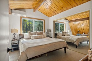 2 soverom, skrivebord, strykejern/-brett og reiseseng for barn