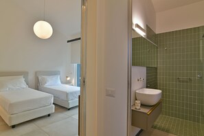Douche, sèche-cheveux, bidet, serviettes fournies
