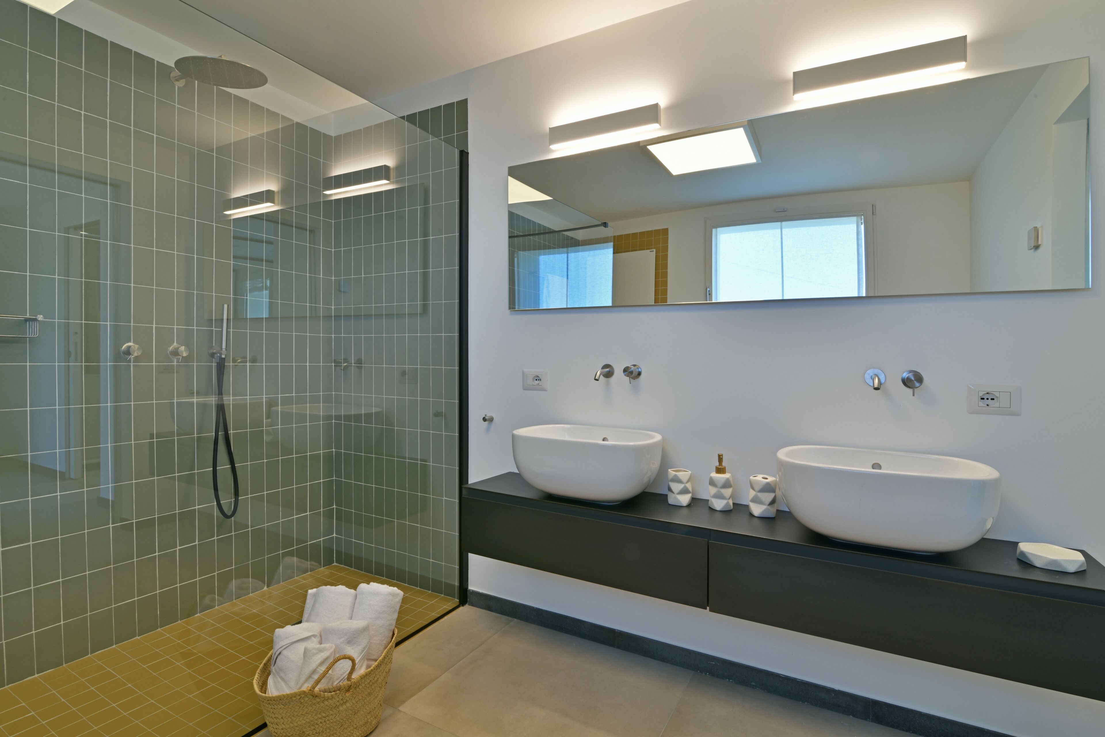 Dusche, Haartrockner, Bidet, Handtücher