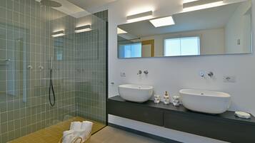 Dusche, Haartrockner, Bidet, HandtĂŒcher