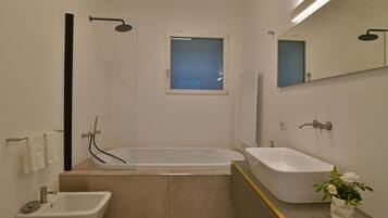 Dusche, Haartrockner, Bidet, Handtücher