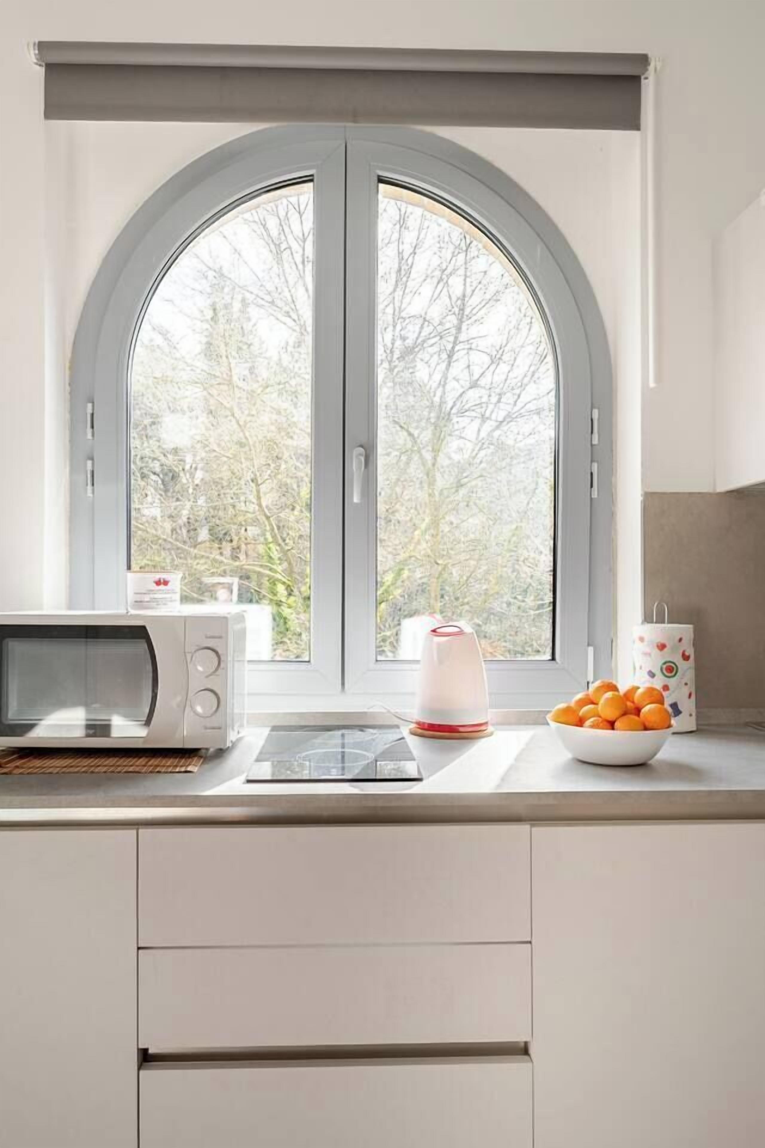 Suite | Privékeuken | Een minikoelkast, een microgolfoven, een kookplaat, een kinderstoel