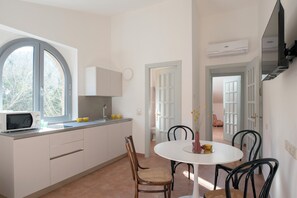Appartamento La Rocca | 起居区 | 50-厘米电视（配备有线频道）