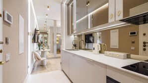 Een moderne keuken met een centraal eiland, inbouwapparatuur en een strak design.