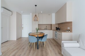 Apartamento conforto | Ferros/tábuas de passar roupa, Wi-Fi de cortesia, roupa de cama