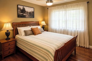 2 bedrooms, Internet, bed sheets - Unwind Near the Lake | Fire Pit • Marina Nearby (Bronston)