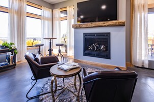 55-英寸智能电视（配备数码频道）、Netflix、Hulu