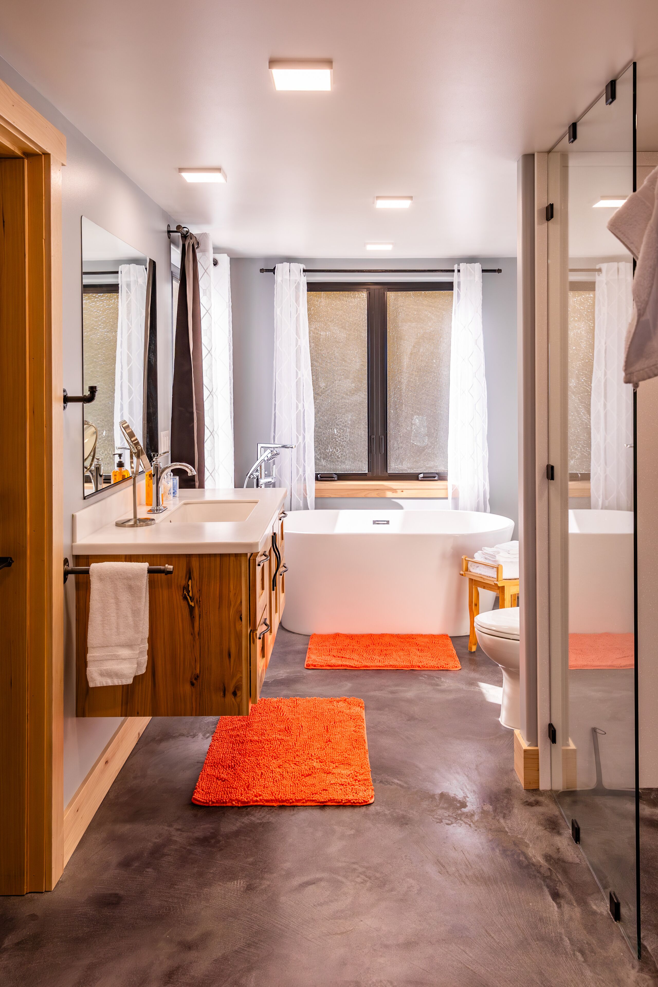 吹風機、毛巾、肥皂、洗髮精