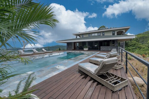 Spacious 4-bedroom villa with unique view to both ocean sites, fitness room,WiFi