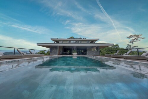 Unique 360 view to both ocean sites, view from each 4-bedrooms , GYM, huge pool