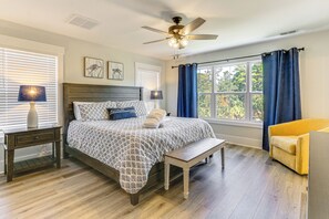 5 Schlafzimmer, Schreibtisch, Bügeleisen/Bügelbrett, Reisekinderbett