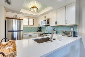 Réfrigérateur, micro-ondes, plaque de cuisson, lave-vaisselle