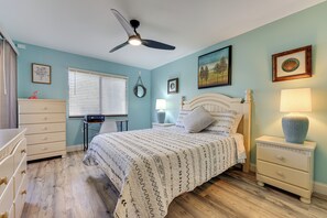 1 bedroom, desk, iron/ironing board, travel cot - Walk to Beach & Bites! St Augustine Resort Condo (St. Augustine)