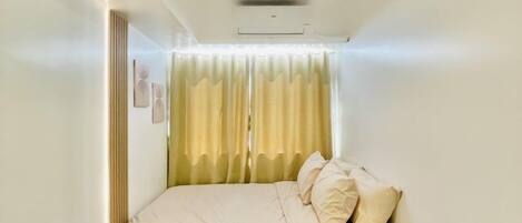 1 quarto, ferros/tábuas de passar roupa, roupa de cama