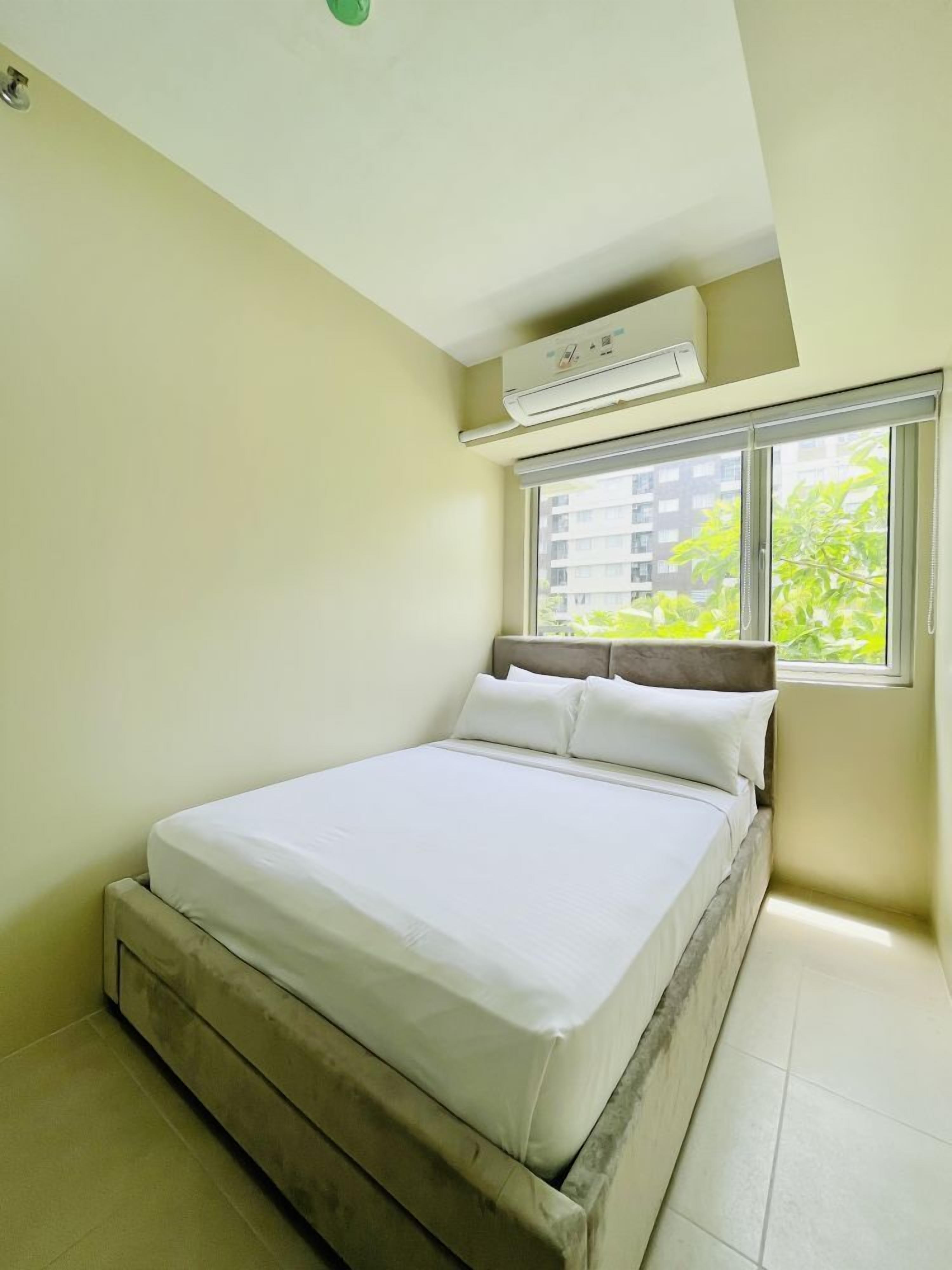 1 habitación, tabla de planchar con plancha y ropa de cama 