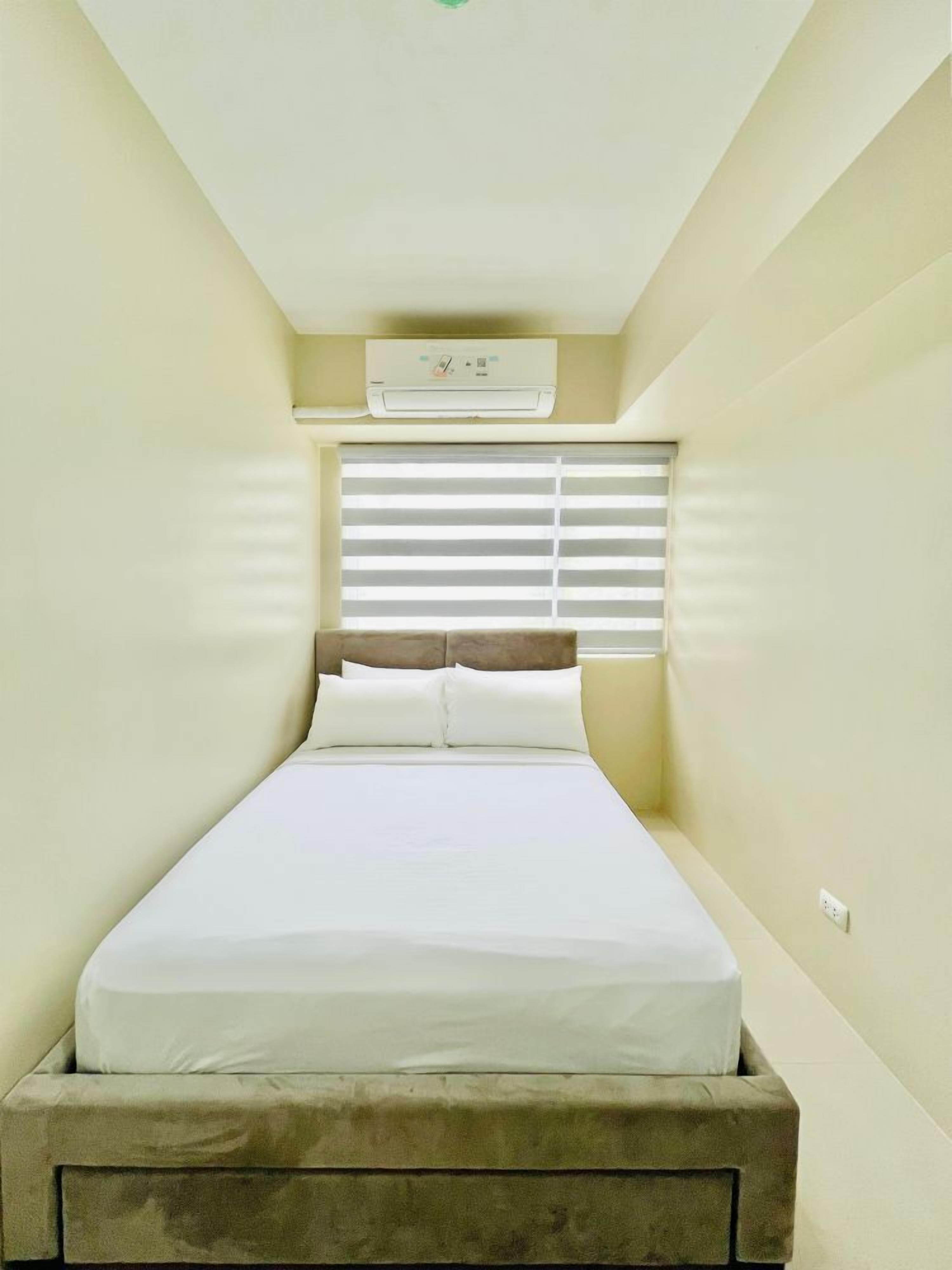 1 habitación, tabla de planchar con plancha y ropa de cama 