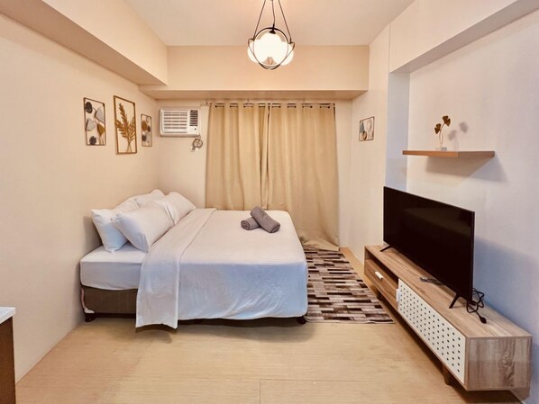 Een strijkplank/strijkijzer, wifi, beddengoed