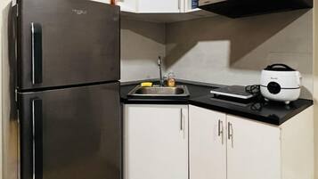 Frigorífic, microones, placa de cuina i bullidora elèctrica