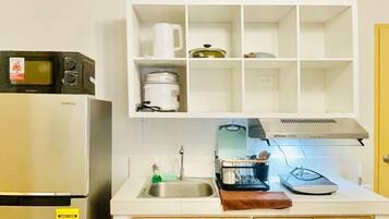 Fridge, microwave, stovetop, cookware/dishes/utensils