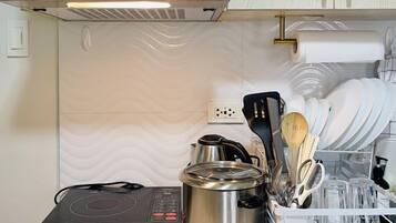 Kjøleskap, mikrobølgeovn, kokeplater og kjøkkenutstyr