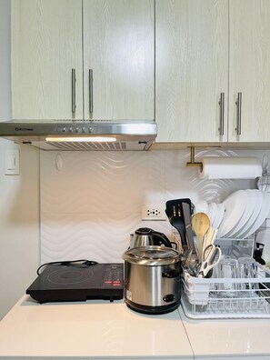 冰箱、微波炉、炉灶、厨具/餐具