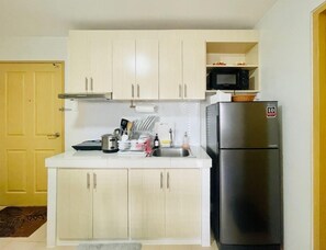 Refrigerador, microondas, parrilla de estufa y utensilios de cocina 