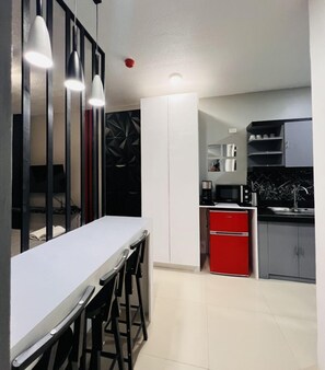 Geladeira, micro-ondas, cooktop, talheres/pratos/utensílios de cozinha