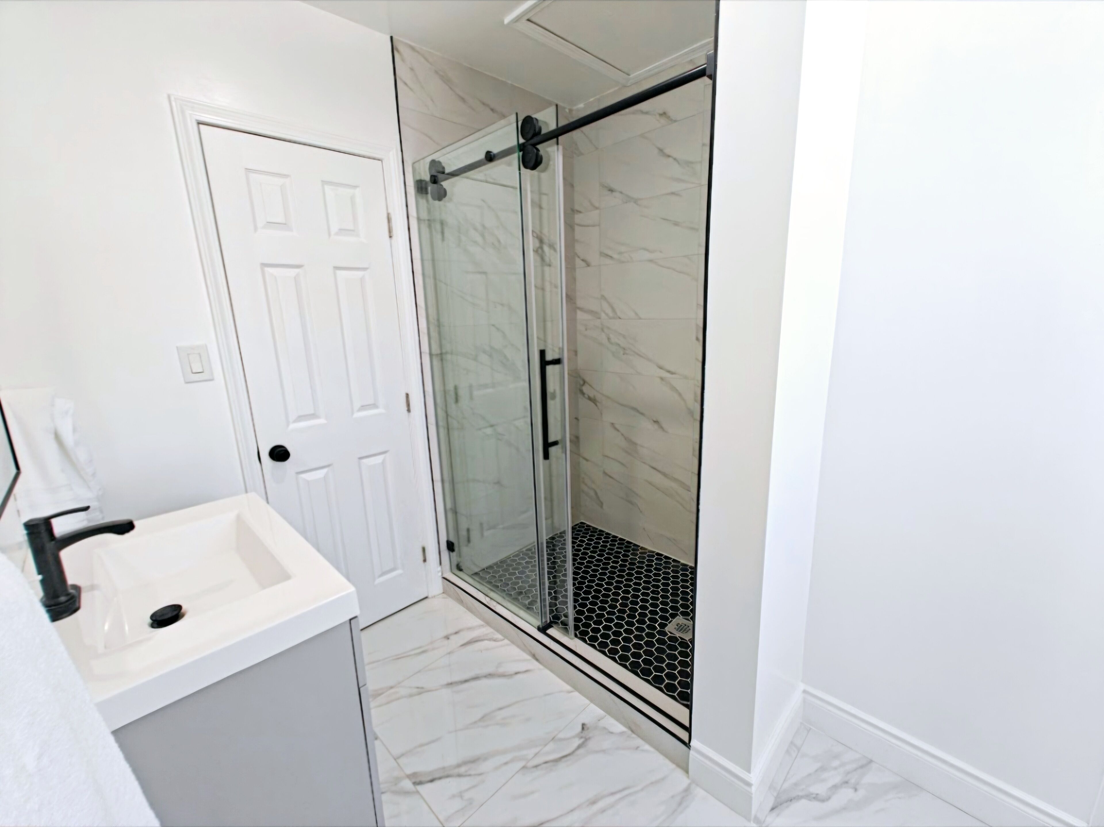 Doccia, asciugacapelli, asciugamani, sapone