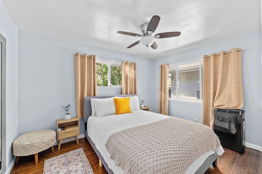 2 chambres, bureau, fer et planche à repasser, lit parapluie