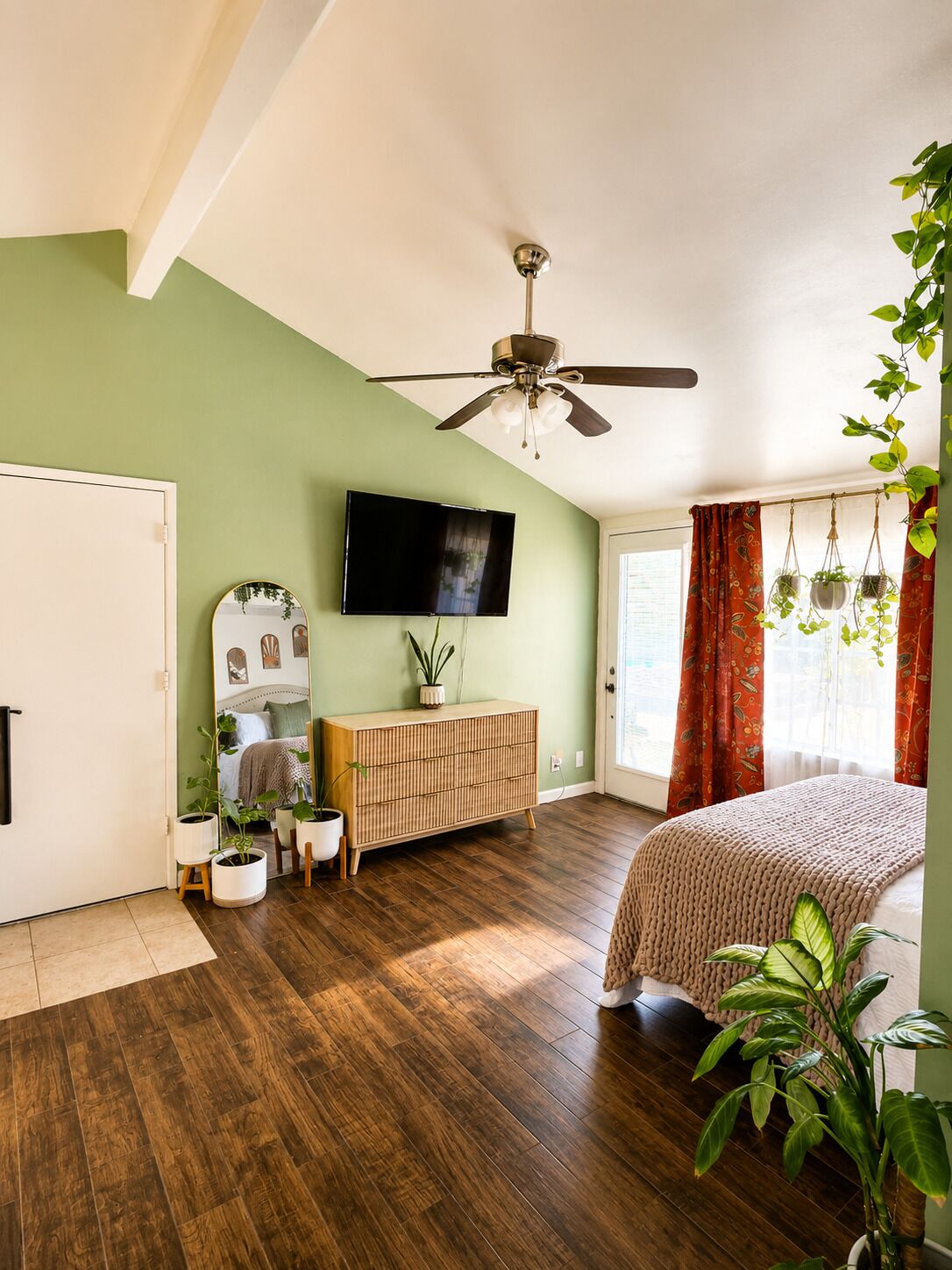 4 bedrooms, desk, iron/ironing board, travel crib