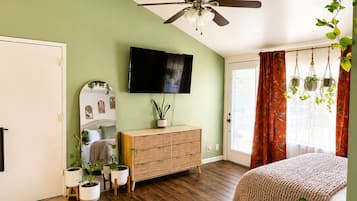 4 bedrooms, desk, iron/ironing board, travel crib