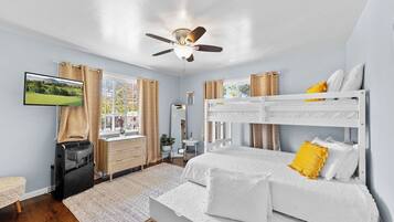 2 soveværelser, skrivebord, strygejern/strygebræt, weekendseng