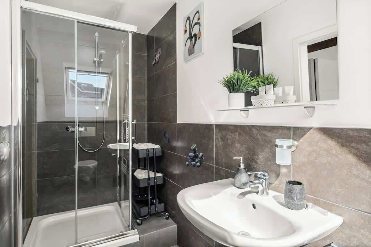 Dusche, Haartrockner, Shampoo