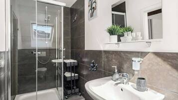 Dusche, Haartrockner, Shampoo