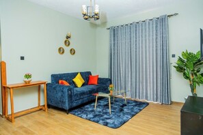 Familie appartement, balkon, uitzicht op heuvels | Woonruimte