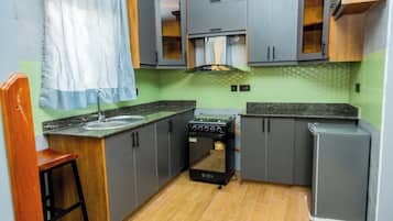 Microondas, horno, placa de cocina, utensilios de cocina
