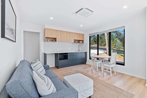 Smart TV, fireplace - Tranquil at Rosedale (Rosedale)