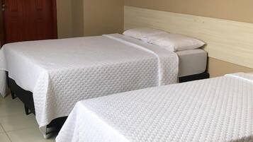 Quarto duplo conforto | Escrivaninha, espaço de trabalho para notebook, Wi-Fi de cortesia