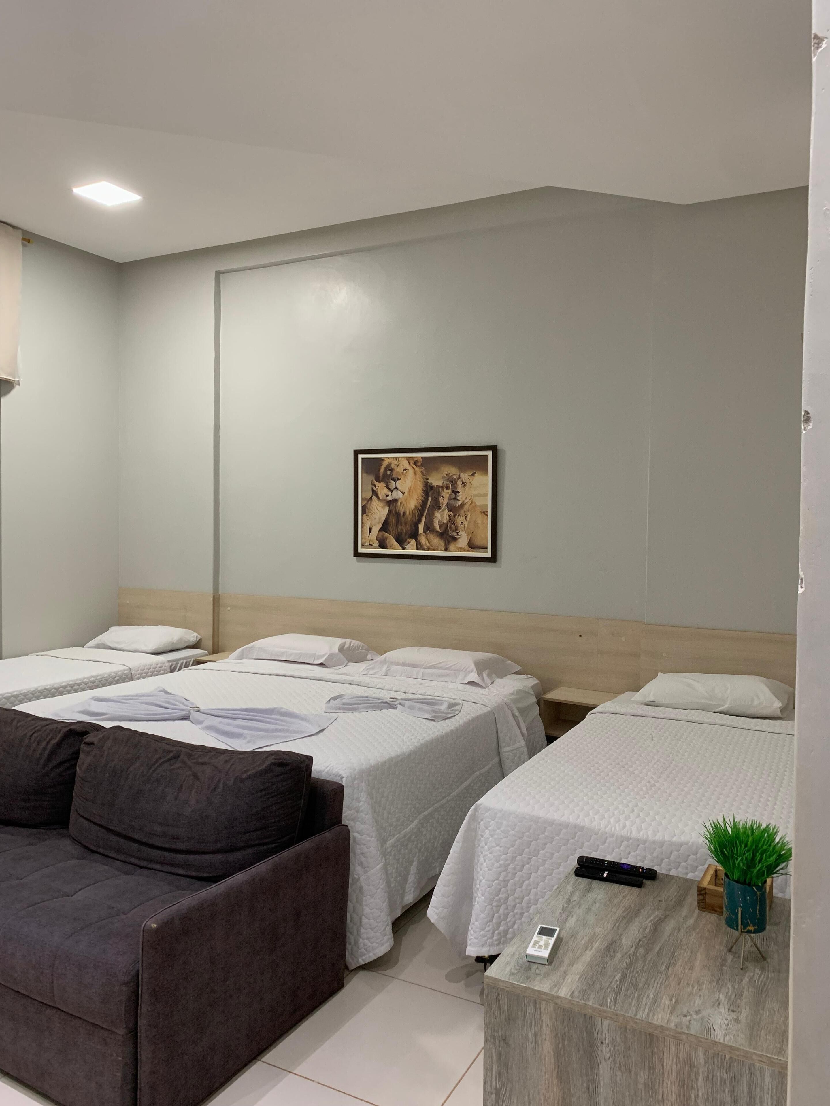 Quarto casal conforto | Escrivaninha, espaço de trabalho para notebook, Wi-Fi de cortesia