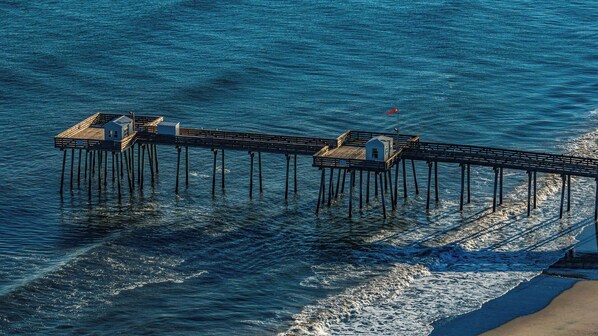 Una playa cerca, sillas reclinables de playa, toallas de playa