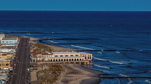 Una playa cerca, sillas reclinables de playa, toallas de playa