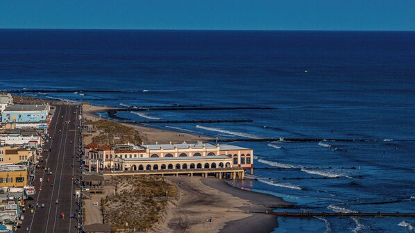 Beach nearby, sun loungers, beach towels