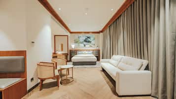 Suite, 1 King Bed with Sofa bed | Soundproofing, iron/ironing board, free WiFi
